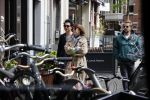 Amsterdam 15 mei 2020
Carice v Houten aan de wandel met Rop Verheijen en Alex Klaassen