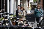 Amsterdam 15 mei 2020
Carice v Houten aan de wandel met Rop Verheijen en Alex Klaassen