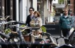 Amsterdam 15 mei 2020
Carice v Houten aan de wandel met Rop Verheijen en Alex Klaassen