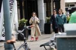 Amsterdam 15 mei 2020
Carice v Houten aan de wandel met Rop Verheijen en Alex Klaassen