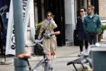 Amsterdam 15 mei 2020
Carice v Houten aan de wandel met Rop Verheijen en Alex Klaassen