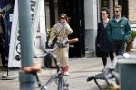 Amsterdam 15 mei 2020
Carice v Houten aan de wandel met Rop Verheijen en Alex Klaassen