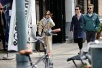 Amsterdam 15 mei 2020
Carice v Houten aan de wandel met Rop Verheijen en Alex Klaassen