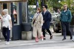 Amsterdam 15 mei 2020
Carice v Houten aan de wandel met Rop Verheijen en Alex Klaassen