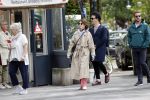 Amsterdam 15 mei 2020
Carice v Houten aan de wandel met Rop Verheijen en Alex Klaassen