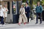 Amsterdam 15 mei 2020
Carice v Houten aan de wandel met Rop Verheijen en Alex Klaassen