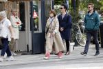 Amsterdam 15 mei 2020
Carice v Houten aan de wandel met Rop Verheijen en Alex Klaassen