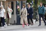 Amsterdam 15 mei 2020
Carice v Houten aan de wandel met Rop Verheijen en Alex Klaassen