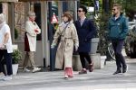 Amsterdam 15 mei 2020
Carice v Houten aan de wandel met Rop Verheijen en Alex Klaassen