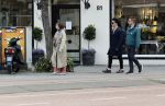 Amsterdam 15 mei 2020
Carice v Houten aan de wandel met Rop Verheijen en Alex Klaassen