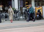 Amsterdam 15 mei 2020
Carice v Houten aan de wandel met Rop Verheijen en Alex Klaassen