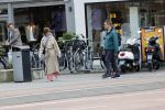 Amsterdam 15 mei 2020
Carice v Houten aan de wandel met Rop Verheijen en Alex Klaassen