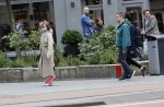 Amsterdam 15 mei 2020
Carice v Houten aan de wandel met Rop Verheijen en Alex Klaassen