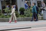 Amsterdam 15 mei 2020
Carice v Houten aan de wandel met Rop Verheijen en Alex Klaassen