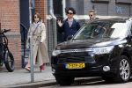 Amsterdam 15 mei 2020
Carice v Houten aan de wandel met Rop Verheijen en Alex Klaassen