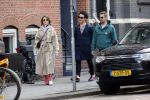 Amsterdam 15 mei 2020
Carice v Houten aan de wandel met Rop Verheijen en Alex Klaassen