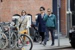 Amsterdam 15 mei 2020
Carice v Houten aan de wandel met Rop Verheijen en Alex Klaassen