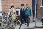 Amsterdam 15 mei 2020
Carice v Houten aan de wandel met Rop Verheijen en Alex Klaassen