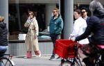 Amsterdam 15 mei 2020
Carice v Houten aan de wandel met Rop Verheijen en Alex Klaassen