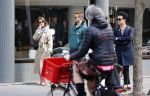 Amsterdam 15 mei 2020
Carice v Houten aan de wandel met Rop Verheijen en Alex Klaassen