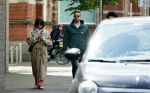 Amsterdam 15 mei 2020
Carice v Houten aan de wandel met Rop Verheijen en Alex Klaassen