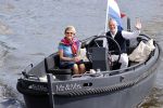 25 Mei 2020 Caroline Tensen met haar man in de sloep