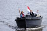 Amsterdam 25 mei 2020
Caroline Tensen met haar man ErnstJan Smids op hun boor Mr&Mrs op de amstel