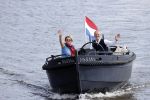 Amsterdam 25 mei 2020
Caroline Tensen met haar man ErnstJan Smids op hun boor Mr&Mrs op de amstel