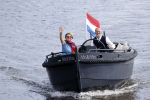 Amsterdam 25 mei 2020
Caroline Tensen met haar man ErnstJan Smids op hun boor Mr&Mrs op de amstel