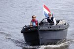 Amsterdam 25 mei 2020
Caroline Tensen met haar man ErnstJan Smids op hun boor Mr&Mrs op de amstel