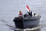 Amsterdam 25 mei 2020
Caroline Tensen met haar man ErnstJan Smids op hun boor Mr&Mrs op de amstel