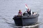 Amsterdam 25 mei 2020
Caroline Tensen met haar man ErnstJan Smids op hun boor Mr&Mrs op de amstel