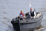 Amsterdam 25 mei 2020
Caroline Tensen met haar man ErnstJan Smids op hun boor Mr&Mrs op de amstel