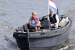 Amsterdam 25 mei 2020
Caroline Tensen met haar man ErnstJan Smids op hun boor Mr&Mrs op de amstel