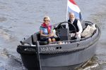 Amsterdam 25 mei 2020
Caroline Tensen met haar man ErnstJan Smids op hun boor Mr&Mrs op de amstel