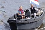Amsterdam 25 mei 2020
Caroline Tensen met haar man ErnstJan Smids op hun boor Mr&Mrs op de amstel