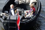 Amsterdam 25 mei 2020
Caroline Tensen met haar man ErnstJan Smids op hun boor Mr&Mrs op de amstel