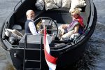 Amsterdam 25 mei 2020
Caroline Tensen met haar man ErnstJan Smids op hun boor Mr&Mrs op de amstel