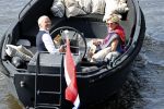 Amsterdam 25 mei 2020
Caroline Tensen met haar man ErnstJan Smids op hun boor Mr&Mrs op de amstel