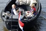 Amsterdam 25 mei 2020
Caroline Tensen met haar man ErnstJan Smids op hun boor Mr&Mrs op de amstel