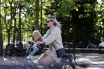 Amsterdam 27 mei 2020
Chantal Janzen met haar zoontje op de fiets