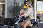 Amsterdam 27 mei 2020
Chantal Janzen met haar zoontje op de fiets