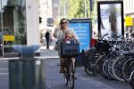 Amsterdam 27 mei 2020
Chantal Janzen met haar zoontje op de fiets