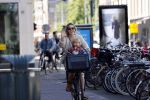 Amsterdam 27 mei 2020
Chantal Janzen met haar zoontje op de fiets