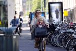 Amsterdam 27 mei 2020
Chantal Janzen met haar zoontje op de fiets