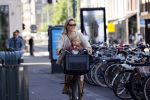 Amsterdam 27 mei 2020
Chantal Janzen met haar zoontje op de fiets