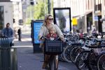 Amsterdam 27 mei 2020
Chantal Janzen met haar zoontje op de fiets
