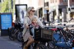 Amsterdam 27 mei 2020
Chantal Janzen met haar zoontje op de fiets