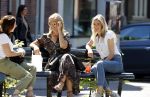Amsterdam 15 mei 2020
Christie Bokma met haar moeder op bankje in Amsterdam zuid