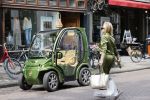 Amsterdam 16 mei 2020
Connie Witteman in groen gekleed met haar groene CCCC / Biro